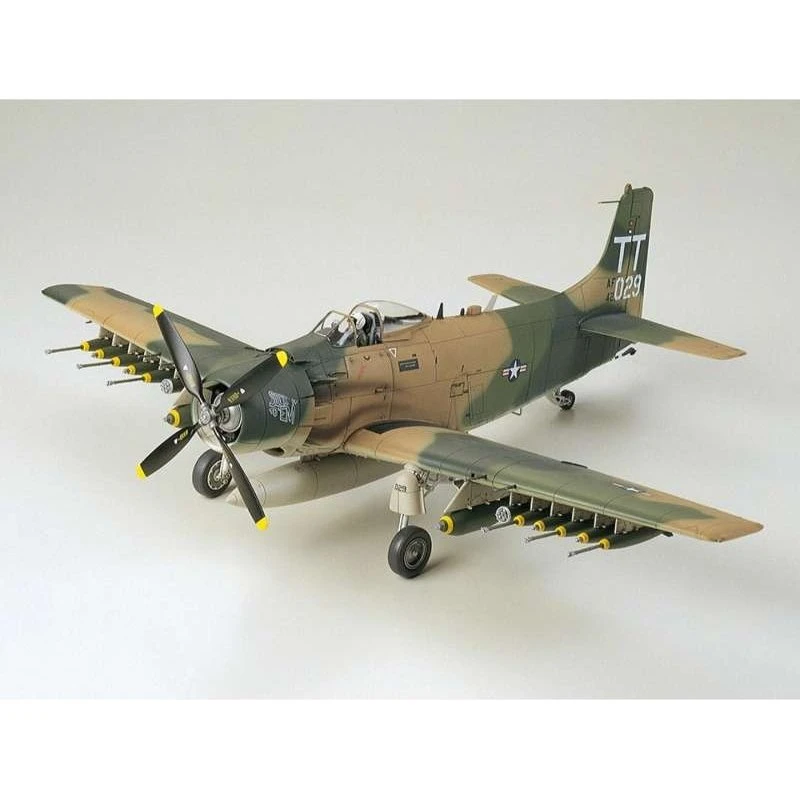 Douglas A-1J Skyrider USAF 1:48 Plastikbausatz